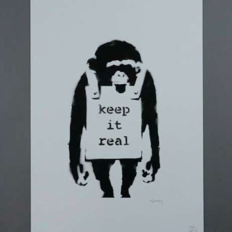 Banksy - "Keep it Real", Lithografie auf Bütten mit zwei Bli… - Foto 1