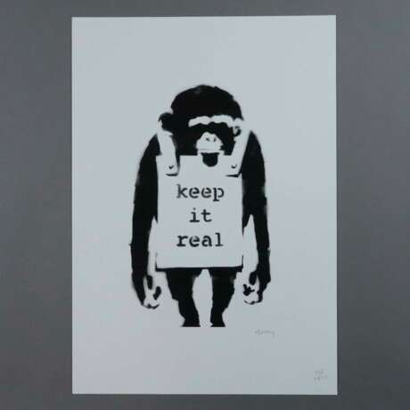 Banksy - "Keep it Real", Lithografie auf Bütten mit zwei Bli… - Foto 2