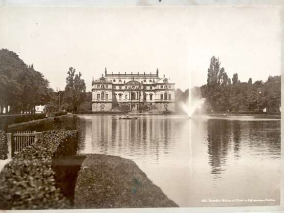 Photografie: "16b Dresden Palais mit Teich im Kgl. grossen Garten". um 1900. - фото 1