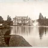 Photografie: "16b Dresden Palais mit Teich im Kgl. grossen Garten". um 1900. - Foto 1