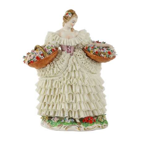  Porcelaine de Sitzendorf. Figurine en porcelaine de la Fille aux Fleurs. 20i&egrave;me si&egrave;cle. Porcelain Hand Painted Gilding Mid-20th century - photo 1