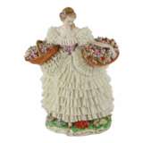  Porcelaine de Sitzendorf. Figurine en porcelaine de la Fille aux Fleurs. 20i&egrave;me si&egrave;cle. Porcelain Hand Painted Gilding Mid-20th century - photo 2