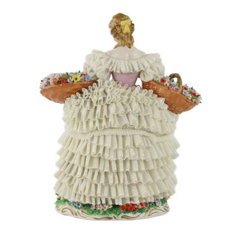  Porcelaine de Sitzendorf. Figurine en porcelaine de la Fille aux Fleurs. 20i&egrave;me si&egrave;cle. Porcelain Hand Painted Gilding Mid-20th century - photo 4