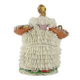  Porcelaine de Sitzendorf. Figurine en porcelaine de la Fille aux Fleurs. 20i&egrave;me si&egrave;cle. Porcelain Hand Painted Gilding Mid-20th century - photo 4