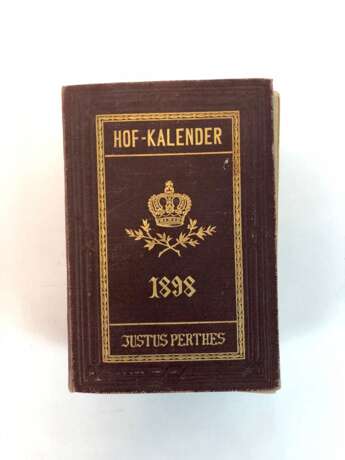 Gothaischer genealogischer Hofkalender nebst diplomatisch-statistischem Jahrbuch: 1898, 135. Jahrgang. - Foto 1