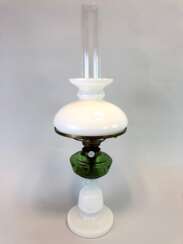 Petroleum-Lampe / Glaslampe mit Schirm und Zylinder. Jugendstil um 1900, sehr gut.