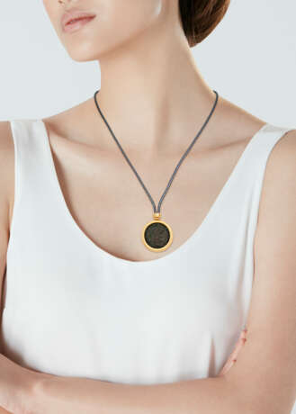 NO RESERVE | BULGARI COIN AND GOLD 'MONETE' NECKLACE - фото 2