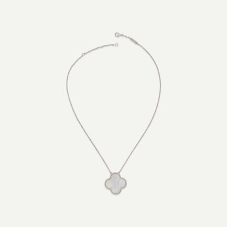 NO RESERVE | VAN CLEEF & ARPELS MOTHER-OF-PEARL 'ALHAMBRA' NECKLACE - фото 3