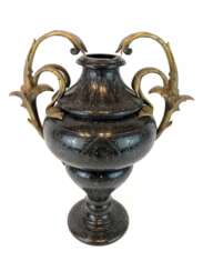 Außergewöhnliche große Amphore / Vase: Serpentin graviert und verziert, Messing Montur. Jugendstil um 1900.