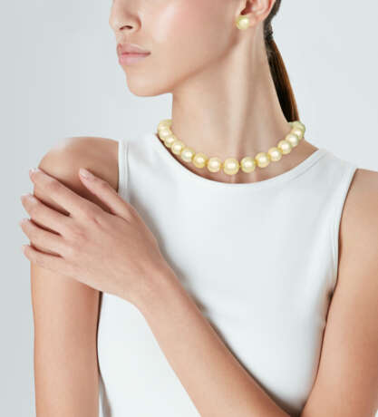 NO RESERVE | DAVID MORRIS SET OF COLOURED CULTURED PEARL AND DIAMOND JEWELLERY - фото 2