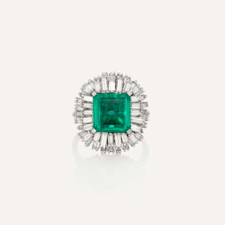 EMERALD AND DIAMOND RING - photo 1