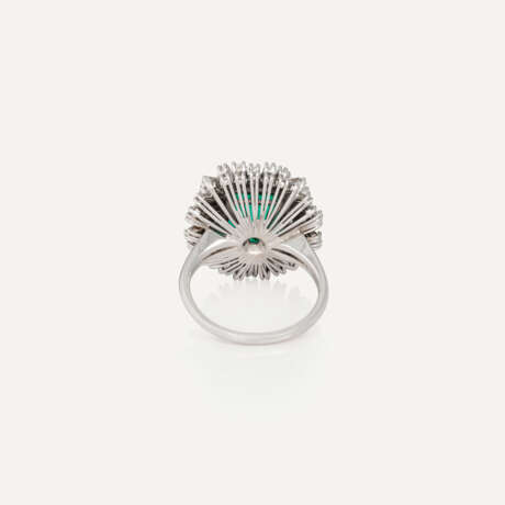 EMERALD AND DIAMOND RING - photo 4