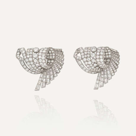 NO RESERVE | MID-20TH CENTURY PAIR OF DIAMOND CLIP-BROOCHES - Foto 1