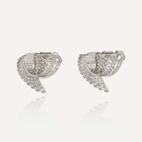 NO RESERVE | MID-20TH CENTURY PAIR OF DIAMOND CLIP-BROOCHES - фото 3