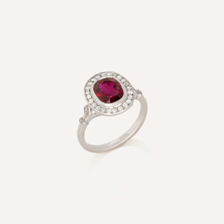 NO RESERVE | EARLY 20TH CENTURY RUBY AND DIAMOND RING - фото 3