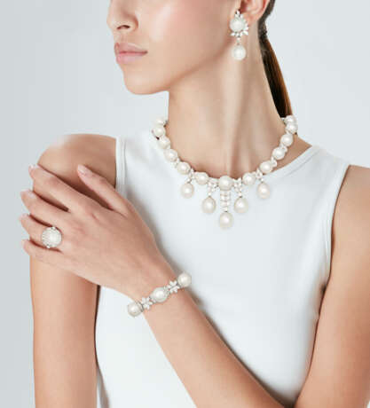 SUITE OF CULTURED PEARL AND DIAMOND JEWELLERY - фото 2