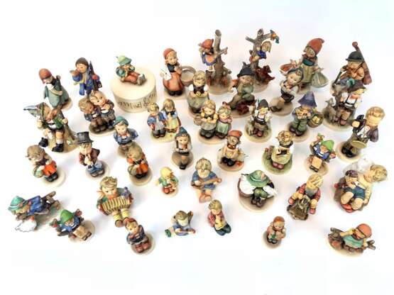 Sehr großer Posten Hummelfiguren: 41 teils große Kinderfiguren, Mitte 20. Jahrhundert, GOEBEL. - Foto 3