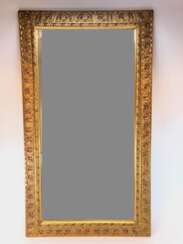 Großer Spiegel: Barockrahmen, facettiertes Glas.