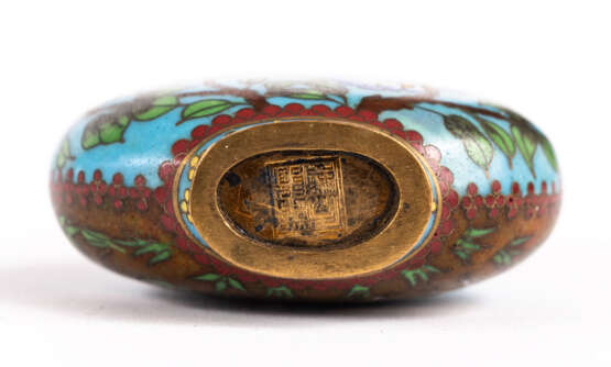 CHINESE ENAMELLED SNUFF BOTTLE SHOWING GOATS, BIRDS AND FLOWERS - photo 2