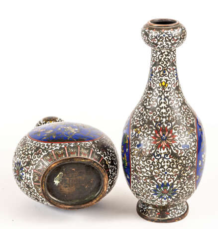 PAIR OF CHINESE COPPER VASES WITH CLOISONNÉ-ENAMEL - photo 2