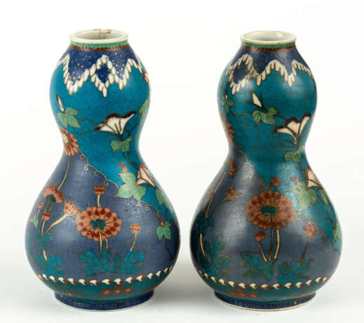 TWO CHINESE PORCELAIN VASES - photo 1