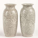 PAIR OF CHINESE PORCELAIN VASES WITH STRONG CRAQUELÉ - photo 1