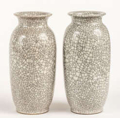 PAIR OF CHINESE PORCELAIN VASES WITH STRONG CRAQUELÉ