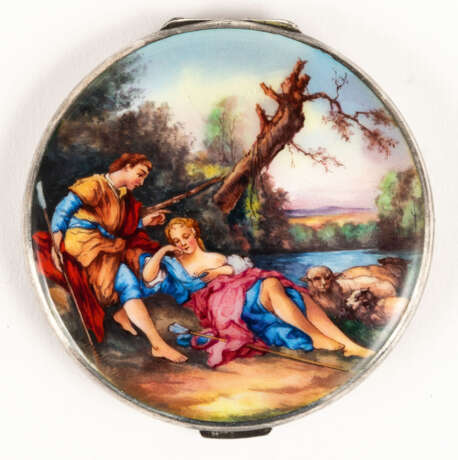 SILVER POWDER BOX WITH AN ENAMEL PAINTING SHOWING A MYTHOLOGICAL SCENE - фото 1