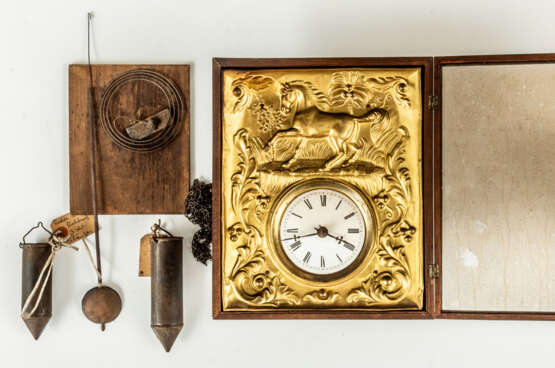 WALL CLOCK WITH EMBOSSED METAL SIGN SHOWING A HORSE - фото 1