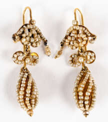 1 PAIR OF GOLD EARRINGS WITH SMALL STRANDS OF PEARLS