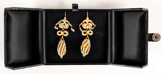 1 PAIR OF GOLD EARRINGS WITH SMALL STRANDS OF PEARLS - photo 2
