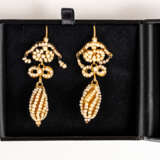 1 PAIR OF GOLD EARRINGS WITH SMALL STRANDS OF PEARLS - photo 2