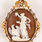 CAMEO BROOCH OR LOCKET SHOWING HEBE, THE EAGLE OF ZEUS SOAKING WITH NECTAR - фото 1
