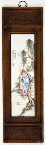 CHINESE WOODEN PANEL WITH FIGURAL SCENE ON PORCELAIN - photo 1