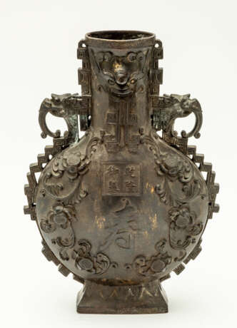 LARGE CHINESE BRONZE VASE WITH FABULOUS BEASTS AND CHARACTERS - photo 1