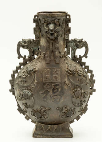 LARGE CHINESE BRONZE VASE WITH FABULOUS BEASTS AND CHARACTERS - photo 2