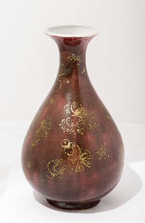 A CHINESE RED PORCELAIN VASE WITH GOLDEN FLOWERS FOR IMPERIAL USE - фото 1