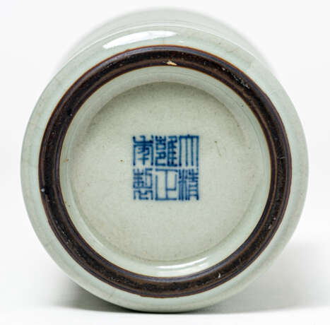 A CHINESE GUAN-TYPE PORCELAIN VASE - photo 2