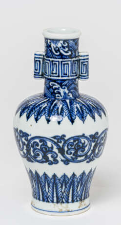A CHINESE BLUE-WHITE PORCELAIN VASE - фото 1