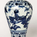 A LARGE CHINESE BLUE-WHITE MEIPING PORCELAIN VASE - фото 2