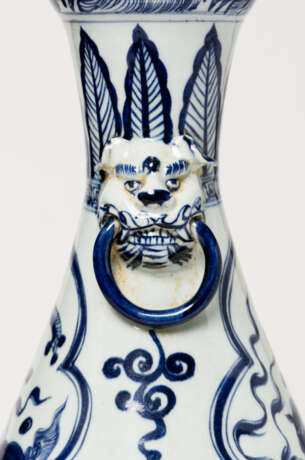 A LARGE CHINESE LIONS PORCELAIN POT - фото 2