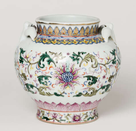 A CHINESE PORCELAIN POT WITH SWALLOW HANDLES - photo 1