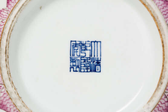 A CHINESE PORCELAIN POT WITH SWALLOW HANDLES - фото 2