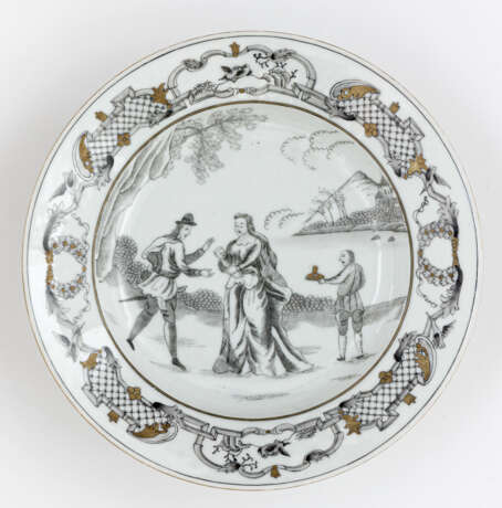 A CHINESE EXPORT PORCELAIN DISH WITH EUROPEAN SCENE - фото 1