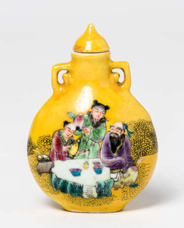 A CHINESE YELLOW PORCELAIN SNUFF-BOTTLE WITH CONGRATULATION SCENES - фото 2