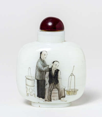 A CHINESE WHITE-GLASS(?) SNUFF-BOTTLE - photo 1