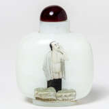 A CHINESE WHITE-GLASS(?) SNUFF-BOTTLE - фото 2