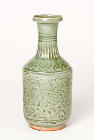 A CHINESE CELADON-VASE WITH PLANT MOTIFS - фото 1