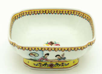 CHINESE PORCELAIN BOWL WITH MUSICIANS
