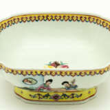 CHINESE PORCELAIN BOWL WITH MUSICIANS - photo 1